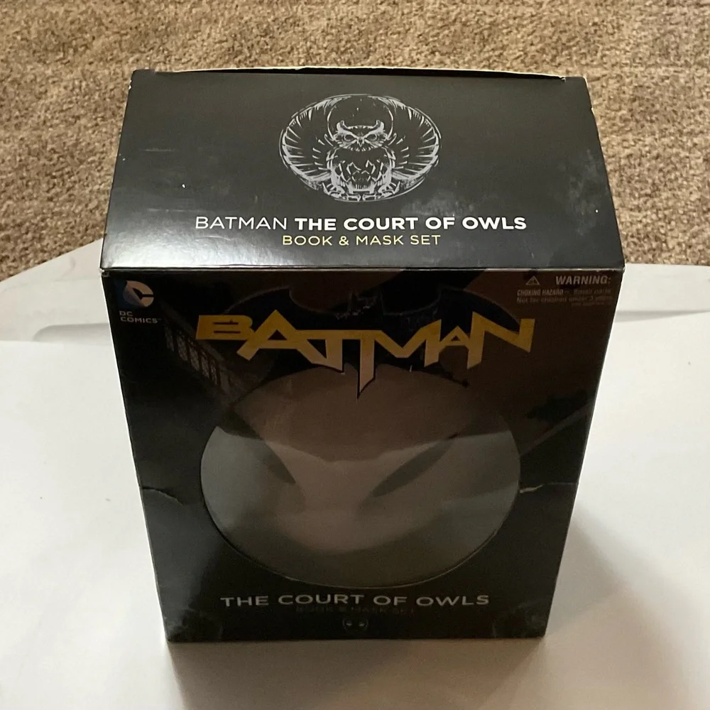 DC COMICS: WHITE PLASTIC BATMAN MASK IN BOX. BUT DOES NOT INCLUDE THE COMIC BOOK
